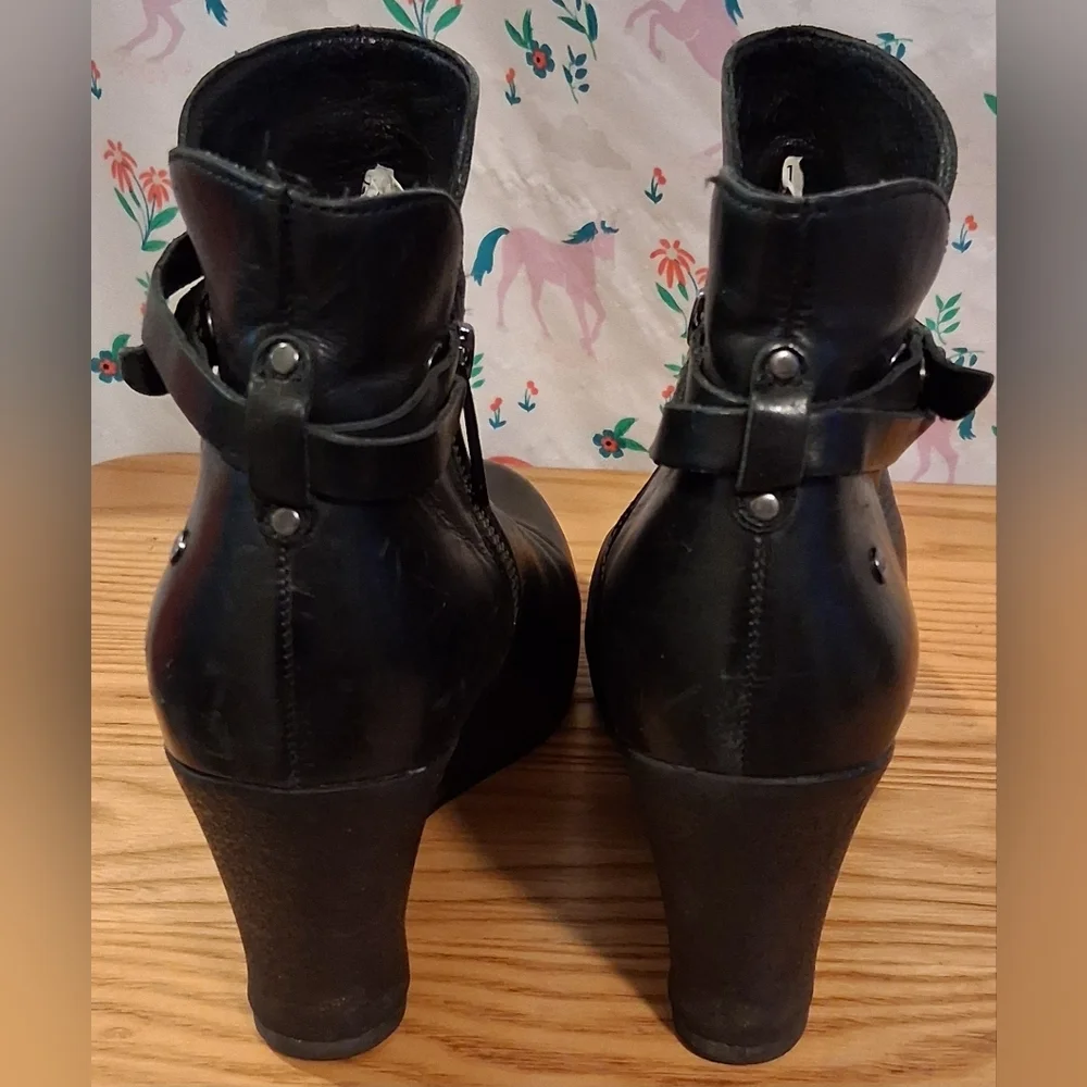 EUC UGG Alexis Black Leather Moto Goth Wedge Platform Bootie Boot Shoe SZ 9